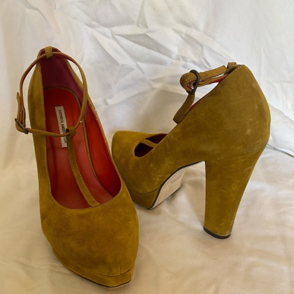 Gorgeous Kathryn Amberleigh Suede Yellow Heels - Picture 5 of 6